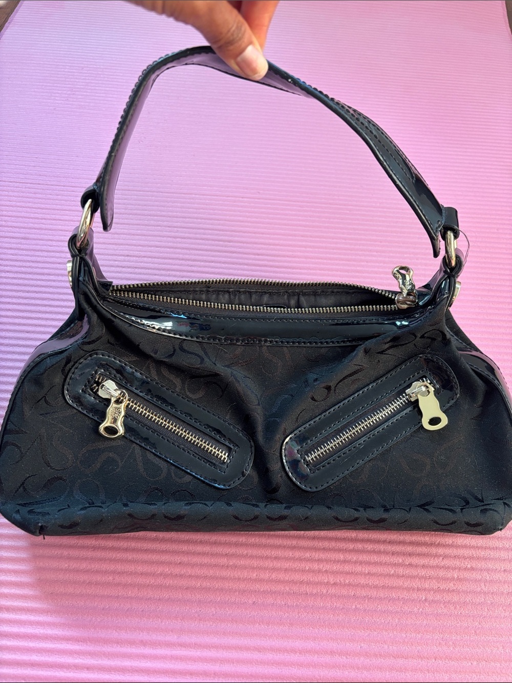 Vera Wang Simply Vera Women's Shoulder Bag - Sleek Zip Accent